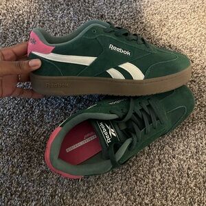 Reebok Women's Green Trainers
Size: WOMENS 8